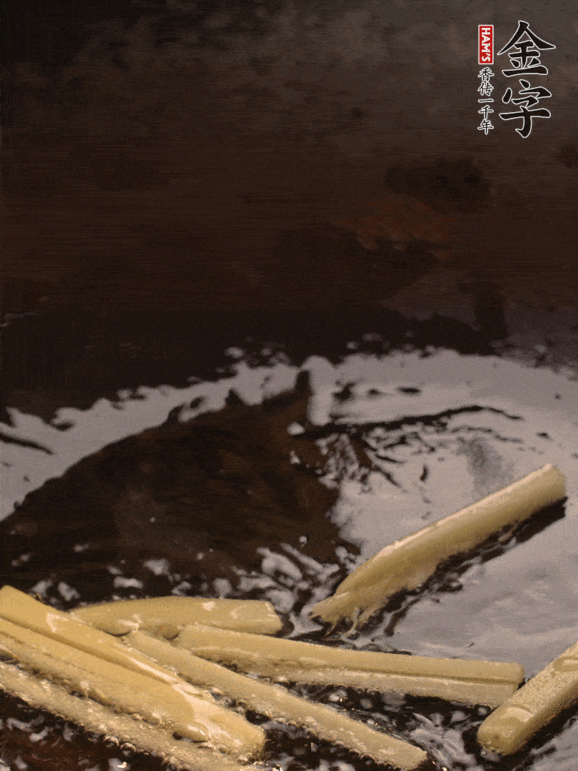 热油爆香姜丝，下米兰电竞官网 - 畅游电竞世界,乐享每一刻_米兰电竞
淡咸肉片煸炒出香味，淋点料酒调味。